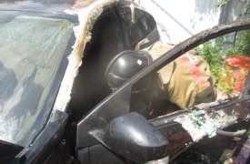 Два пожарных расчета тушили горящий автомобиль 