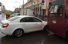 В центре Тулы маршрутный автобус въехал в легковушку