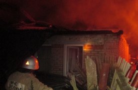 В Узловском районе 6 пожарных расчетов 40 минут тушили пылающие постройки