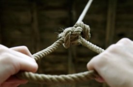 Висящий на дереве труп мужчины обнаружили на территории детского санатория