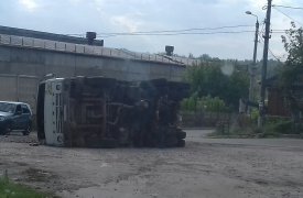В Алексине на «злополучном» повороте перевернулся КАМАЗ с щебнем
