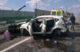 В результате аварии «Nissan» влетел в ограждение: трое пострадавших