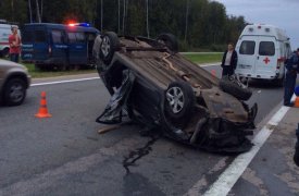 Под Тулой в перевернувшемся такси умер водитель и пострадала беременная пассажирка