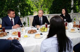 Владимира Путина угостили пряниками и любимым пирогом Льва Толстого