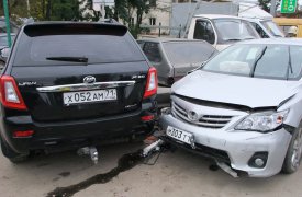 На автостоянке в Туле водитель «Тойоты» протаранил 4 припаркованных машины. ФОТО