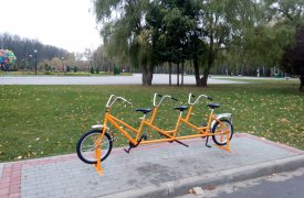 В центральном парке появился велосипед, который никуда не едет