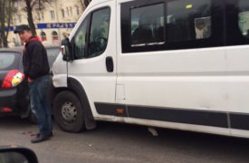 В Туле возле «Политеха» маршрутка въехала в иномарку