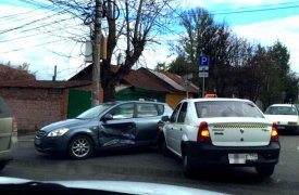 СМИ Тулы: такси с московскими номерами попало в аварию в центре города