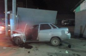 Не попав в ворота, двое парней на «десятке» попали в больницу