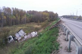 Под Тулой грузовик «MAN» протаранил ограждение и перевернулся