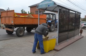 На остановках в Туле установили контейнеры с песком против льда