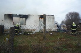 В Чернском районе 12 человек тушили сарай и дом