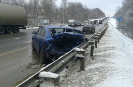 На тульской трассе серьезное ДТП с двумя легковушками и фурой