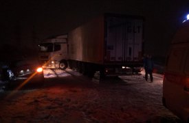 В результате столкновения двух иномарок с «Камазом» пострадали 5 человек