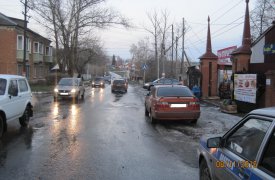 В Богородицке «Ниссан», сдавая назад, зацепил пенсионерку