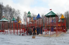В Баташевском саду устанавливают детскую игровую площадку