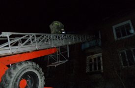 Тульские пожарные вынесли из горящей квартиры мужчину
