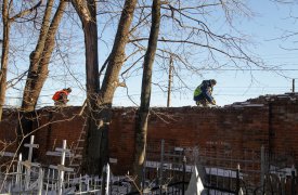 В Туле ремонтируют забор Всехсвятского кладбища