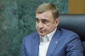 Алексей Дюмин передал белорусской делегации самовар для Лукашенко