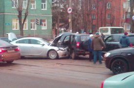 В результате тройного ДТП пешехода зажало между автомобилями