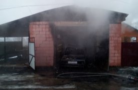 В Тульской области этим утром вместе с машиной сгорел гараж