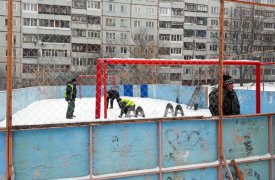 На ул. Братьев Жабровых в Туле отремонтировали хоккейную коробку