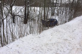 Под Тулой мужчина попытался обогнать другой автомобиль, но улетел в кювет