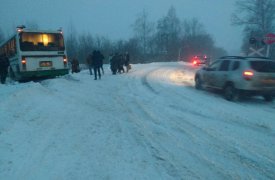 В Новомосковске рейсовый автобус вылетел с дороги