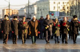 Алексей Дюмин принял участие в возложении цветов и венков тульским мемориалам