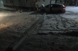 В Туле водитель «Форда» снёс столб и въехал в жилой дом