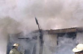 В Волово 7 пожарных тушили пылающую бытовку