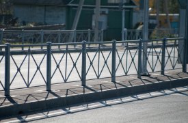 В Туле устанавливают пешеходные ограждения