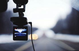 В Новомосковске парень с девушкой разбили стекло и украли видеорегистратор
