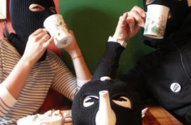 В Новомосковске хулиган ударил продавщицу, чтобы украсть полторы тысячи рублей