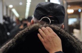 Туляк напоил знакомую и украл у нее шубу и пальто