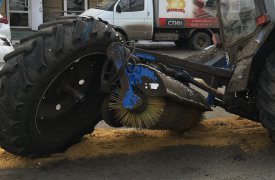 В Туле «Дэу Нексия» оторвала снегоуборочному трактору колесо