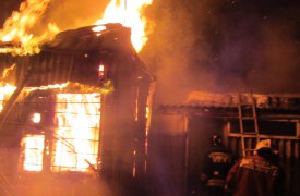 В одной из деревень в Тульской области пожар уничтожил здание