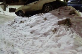 Царь горы: в Туле водитель «девятки» припарковал машину на вершине сугроба