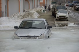 Вмёрзшая в лед «Приора» на ул. Хворостухина превратилась в достопримечательность