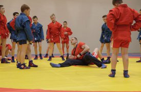 Тульскому суворовскому училищу подарили ковёр и экипировку для занятий самбо