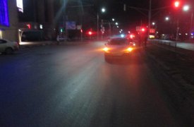 В Туле девушка перебегала проезжую часть на красный свет и попала в больницу