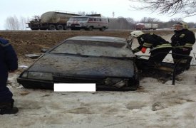 Под Тулой водителя извлекали из перевернувшегося автомобиля с помощью специнструмента