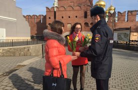 Сотрудники ГИБДД дарят женщинам тюльпаны