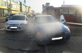 В Туле автоледи на «Форде» вытолкнула автоледи на «BMW» с дороги на тротуар