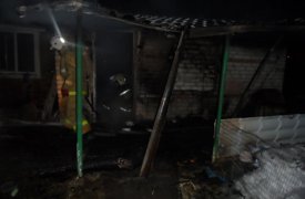 Во время ночного пожара в Суворовском районе 60-летняя женщина обожгла лицо