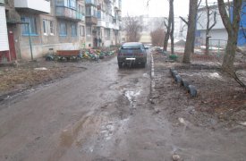 В Узловой водитель, сдавая назад, сбил женщину с двумя маленькими детьми