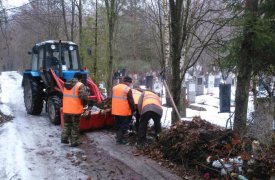 В Туле продолжают прибирать кладбища
