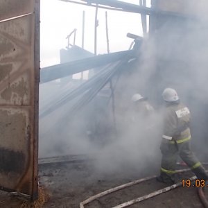 В Киреевском районе огнеборцы около часа тушили горящую ферму