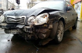 В Туле Hyundai вылетел на тротуар, снёс клумбу и чуть не въехал в пиццерию