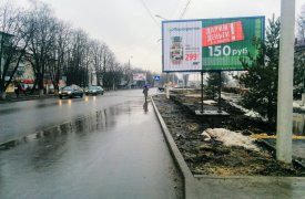 В Новомосковске жители вынуждены с риском ходить по проезжей части